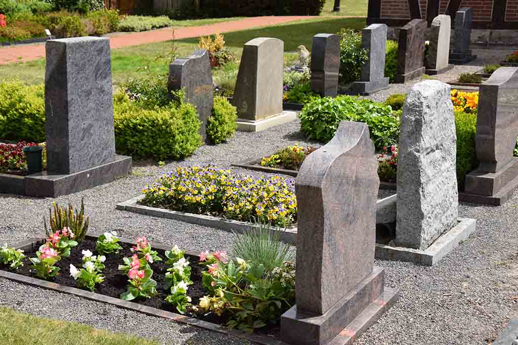 Friedhof mit bepflanzen Gräbern